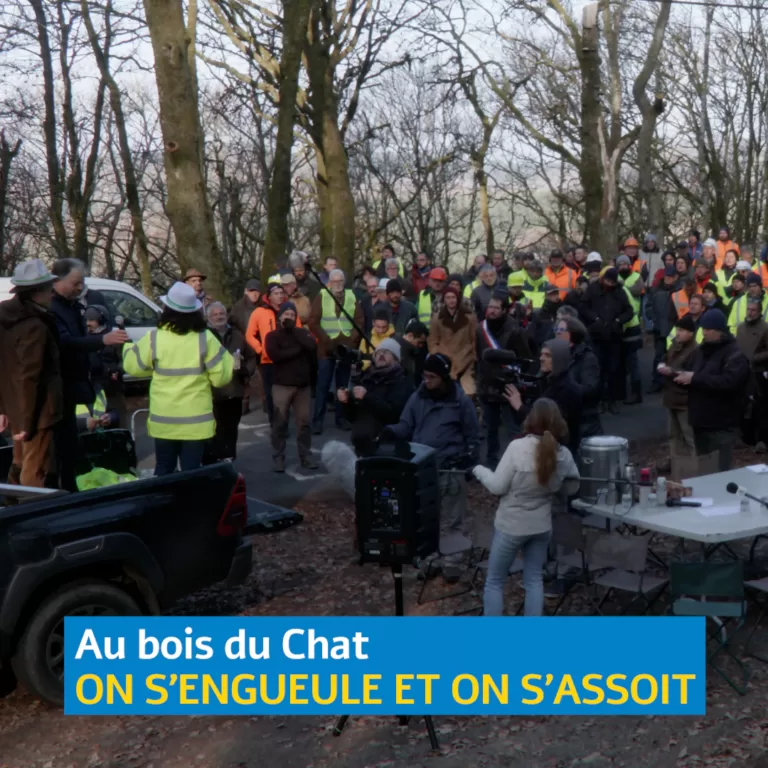Discours prononcé depuis l'arrière d'un pickup, en bord de route dans un bois, devant une centaine de personnes. Micros et caméras.