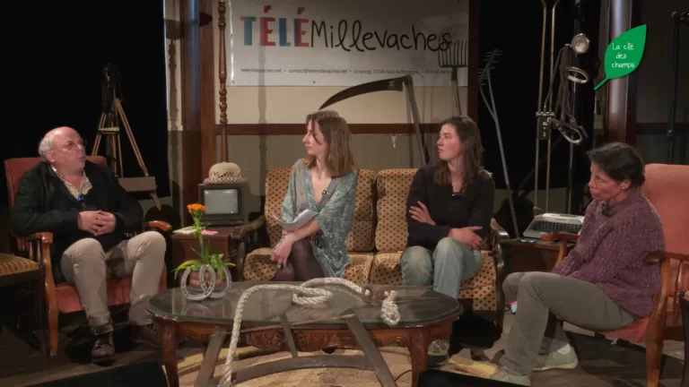 Au milieu d'un décor fleurant bon la campagne, trois femmes et un homme assis dans des fauteuils et canapés discutent. Derrière eux, une bannière fixée au mur porte le logo de Télé Millevaches.