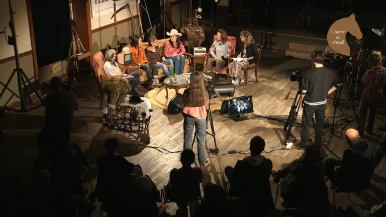 Au milieu d'un décor fleurant bon la campagne, un groupe de 6 femmes assises autour d'une table basse discutent sous l’œil de plusieurs caméras et d'un public plongé dans la pénombre.