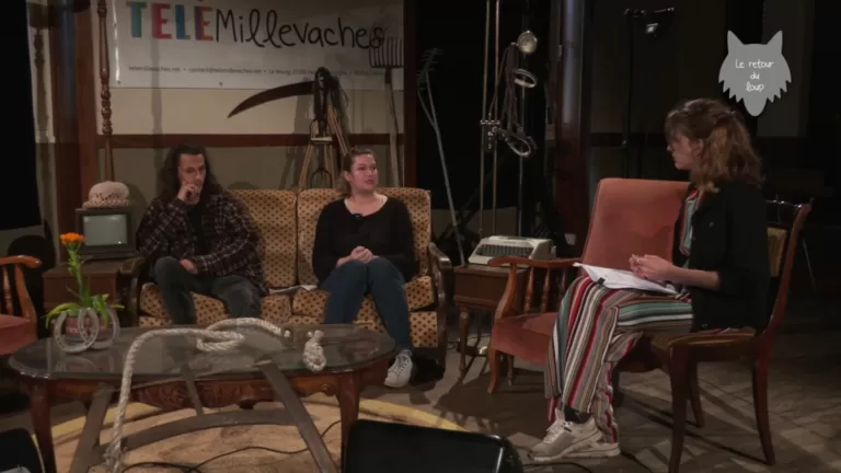 Au milieu d'un décor fleurant bon la campagne, deux femmes et un homme assis dans des fauteuils et canapés discutent. Derrière eux, une bannière fixée au mur porte le logo de Télé Millevaches.
