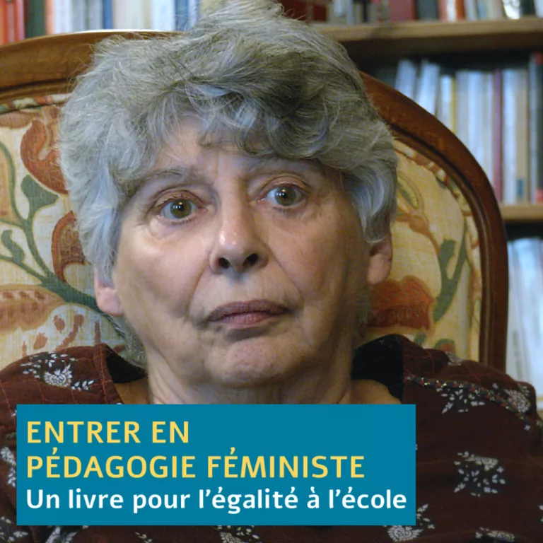 Une femme, la soixantaine, assise dans un fauteuil de salon, s’adresse à la caméra. En sous-titre&nbsp;: « Et que la radicalité, c’est surtout la ténacité dans le temps ».
