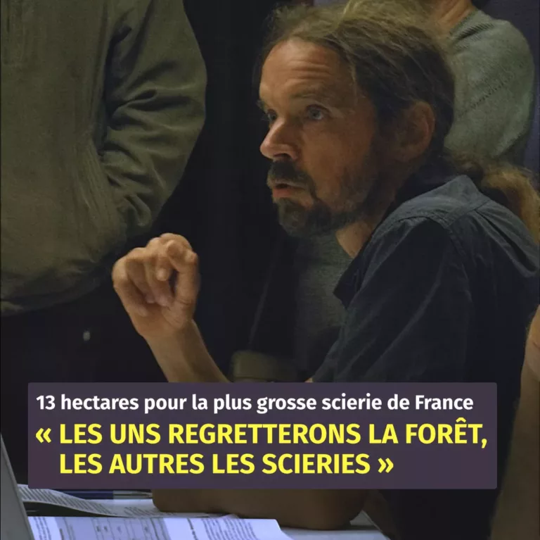 Un homme d'une quarantaine d'années parle, attablé dans une réunion. En surimpression&nbsp;: FargeBois, 13 hectares pour la plus grosse scierie de France / «&nbsp;Les uns regretteront les forêts, les autres les scieries&nbsp;»