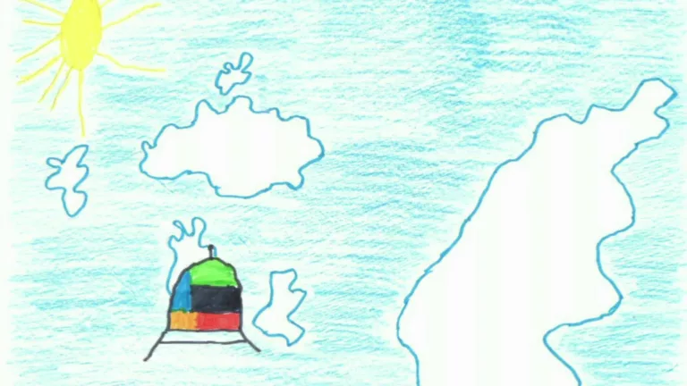 Un ovni coloré survole les quelques nuages blancs flottant dans un ciel ensoleillé.