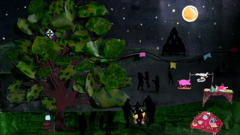 Sous un ciel étoilé et la pleine lune, des gens de toutes tailles festoient auprès d'un grand feuillu. Un riche banquet est dressé sur deux tables, une oie et un cochon cuisent à la broche.