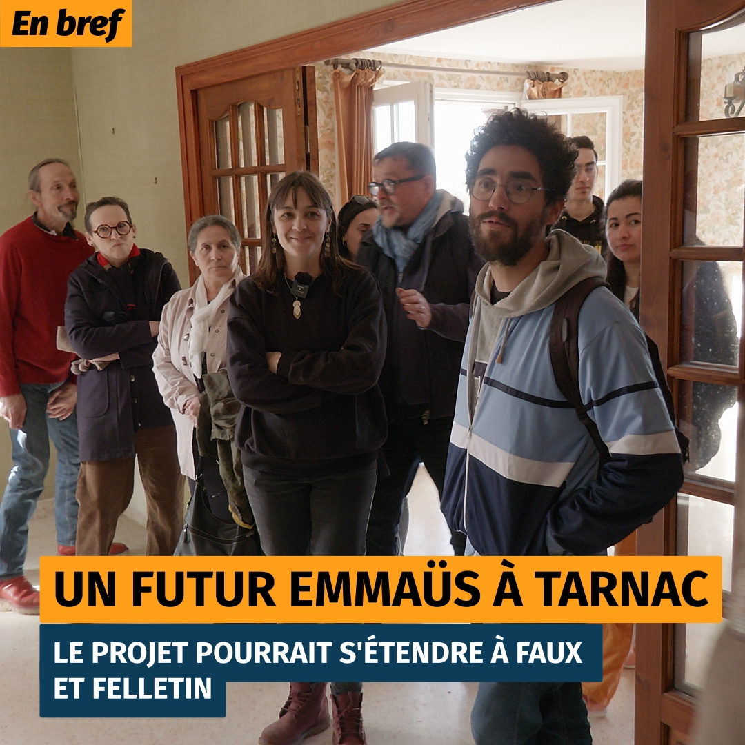Un groupe de personnes sont en train de parler dans une maison.