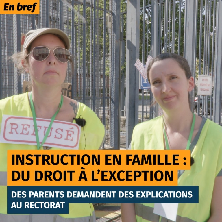 Deux femmes avec des gilets jaunes. L'une d'entre elles avec un bandeau "REFUSÉ" collé sur le torse.