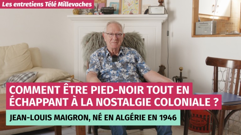 Un homme est assis dans un fauteuil dans son salon. Il répond aux questions