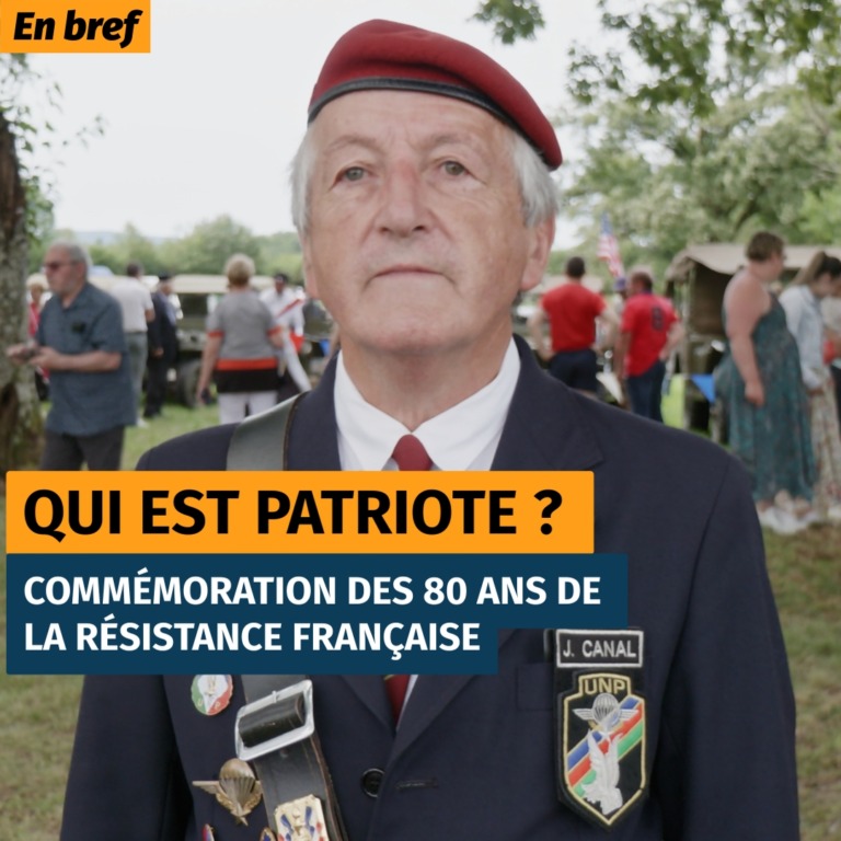 Un homme âgé et digne, couvert de médailles, en costume et coiffé d'un béret rouge. Au milieu d'un événement public.
