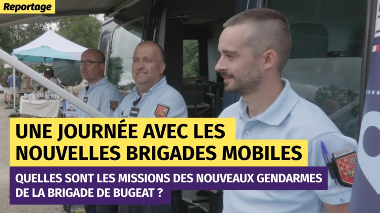 Trois gendarmes sont adossés à leur camion de gendarmerie