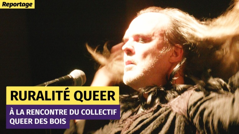 Un chanteur queer, sur scène, lance ses cheveux long en arrière.