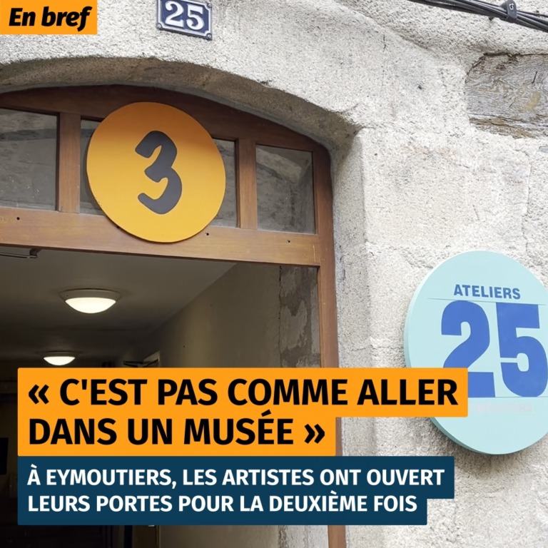 Un porche avec une signalisation faite de grande pastilles rondes colorées avec les nombres 3 et 25.