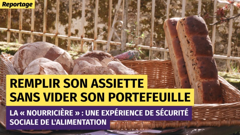 Du pain artisanal à la vente dans un panier en osier. Extérieur soleil.