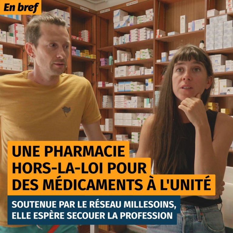 Un jeune homme et une jeune femme face caméra devant des étagères pleines de médicaments.