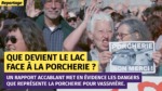 Une vieille dame se tient au milieu d'une foule de gens qui font des grimaces. Elle tient une pancarte sur laquelle on peut lire : « Porcherie, non merci ».