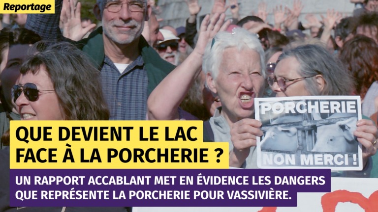 Une vieille dame se tient au milieu d'une foule de gens qui font des grimaces. Elle tient une pancarte sur laquelle on peut lire&nbsp;: «&nbsp;Porcherie, non merci&nbsp;».