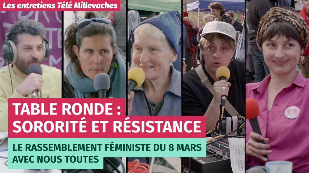 une mosaïque représentant différentes femmes tenant des microphones autour d'une table ronde lors d'un événement public